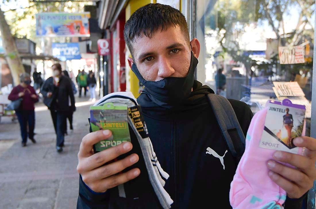 Claudio Actis, a veces, es mal mirado por algunos transeúntes.

