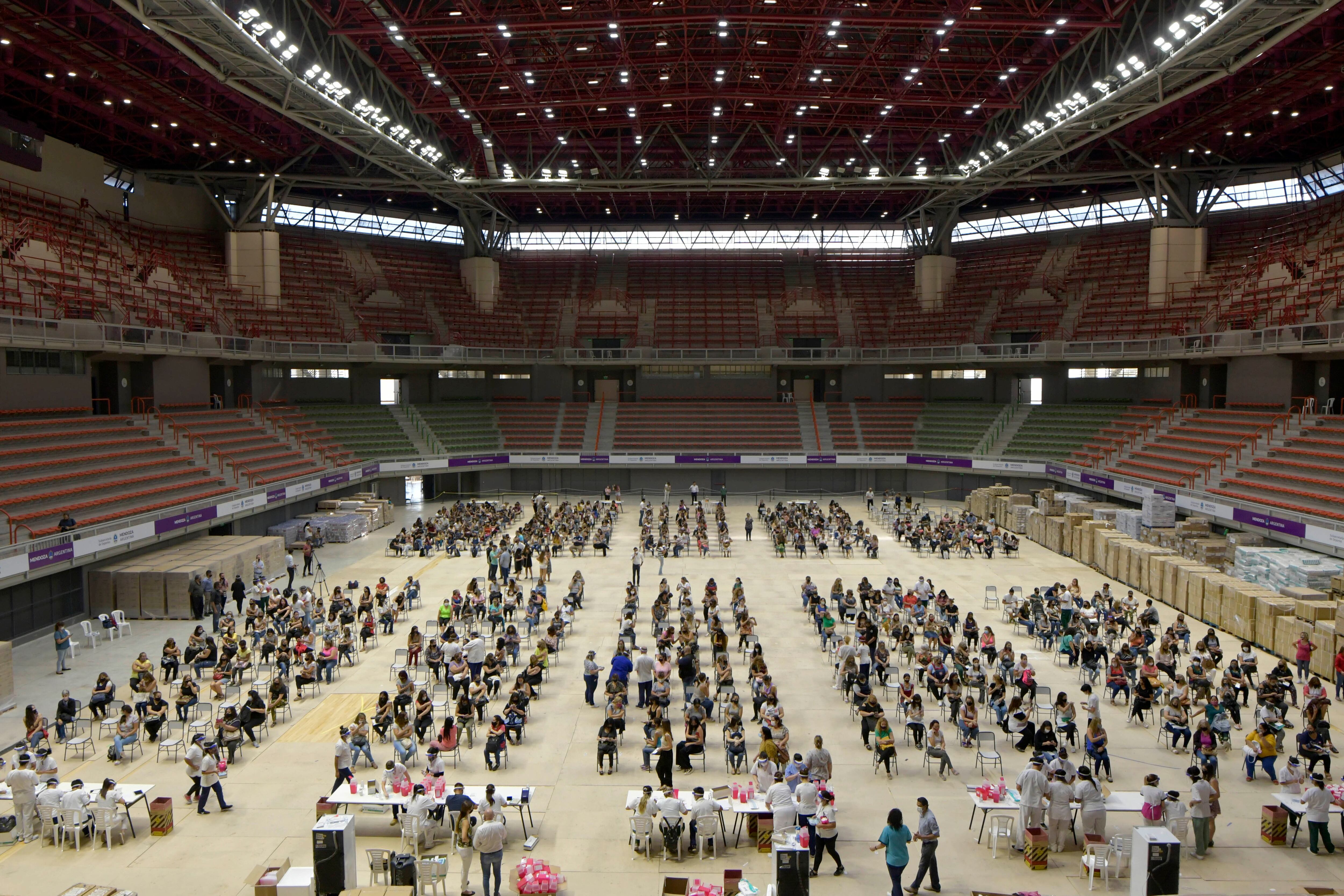 Comenzó hoy la vacunación a los docentes en el Aconcagua Arena