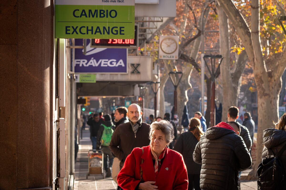 Comprar el dólar oficial es una opción para pocos, y los ahorristas buscan refugiarse en otras alternativas para preservar el dinero de la inflación. Foto: Ignacio Blanco / Los Andes 