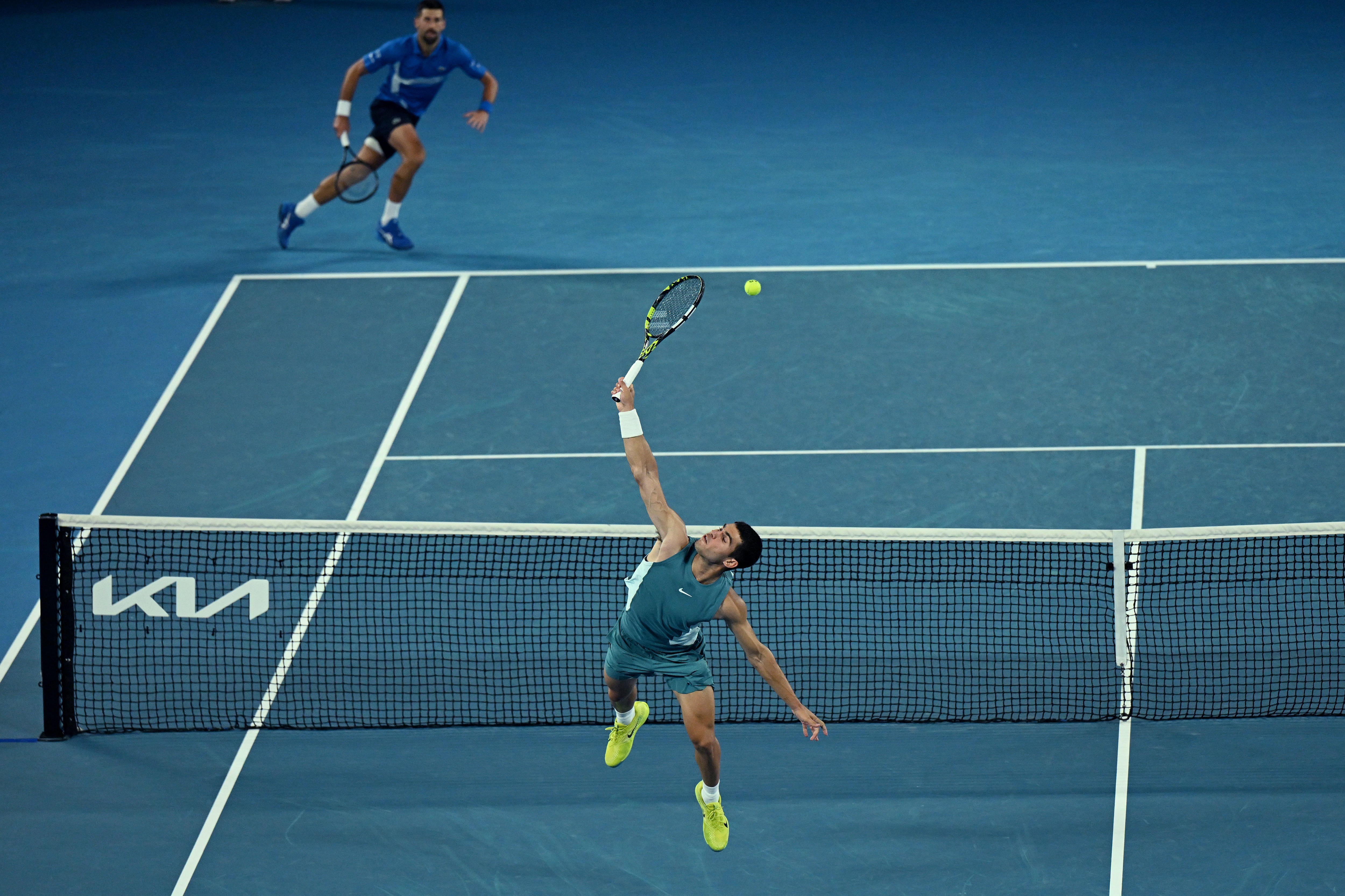 Melbourne (Australia), 22/01/2025.- Carlos Alcaraz (bottom) of Spain in action during his Men's Singles quarterfinal match against Novak Djokovic (top) of Serbia at the Australian Open tennis tournament in Melbourne, Australia, 22 January 2025. (Tenis, España) EFE/EPA/LUKAS COCH AUSTRALIA AND NEW ZEALAND OUT
