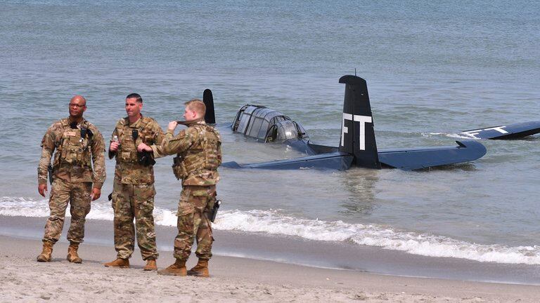 Un avión de la Segunda Guerra Mundial debió descender sobre el mar tras un desperfecto mecánico.