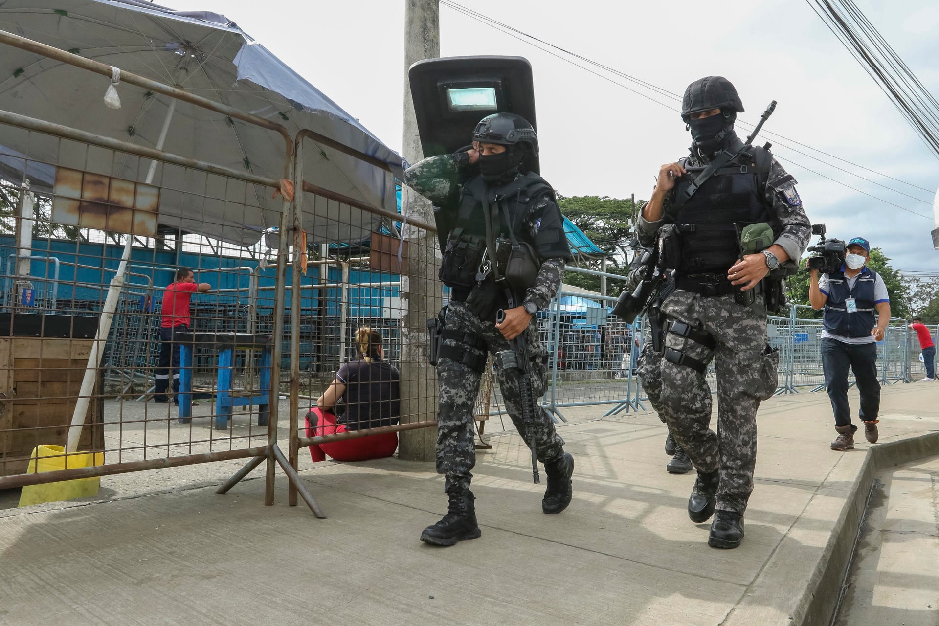 Militares y policías custodian los exteriores y interior de la Penitenciaría del Litoral, tras el enfrentamiento que involucró a presos de los pabellones 3, 5, 8 y 9 y que se inició a primeras horas de la tarde y se prolongó hasta entrada la noche del pasado viernes, hoy en Guayaquil (Ecuador). Foto: EFE/ Jhonatan Miranda