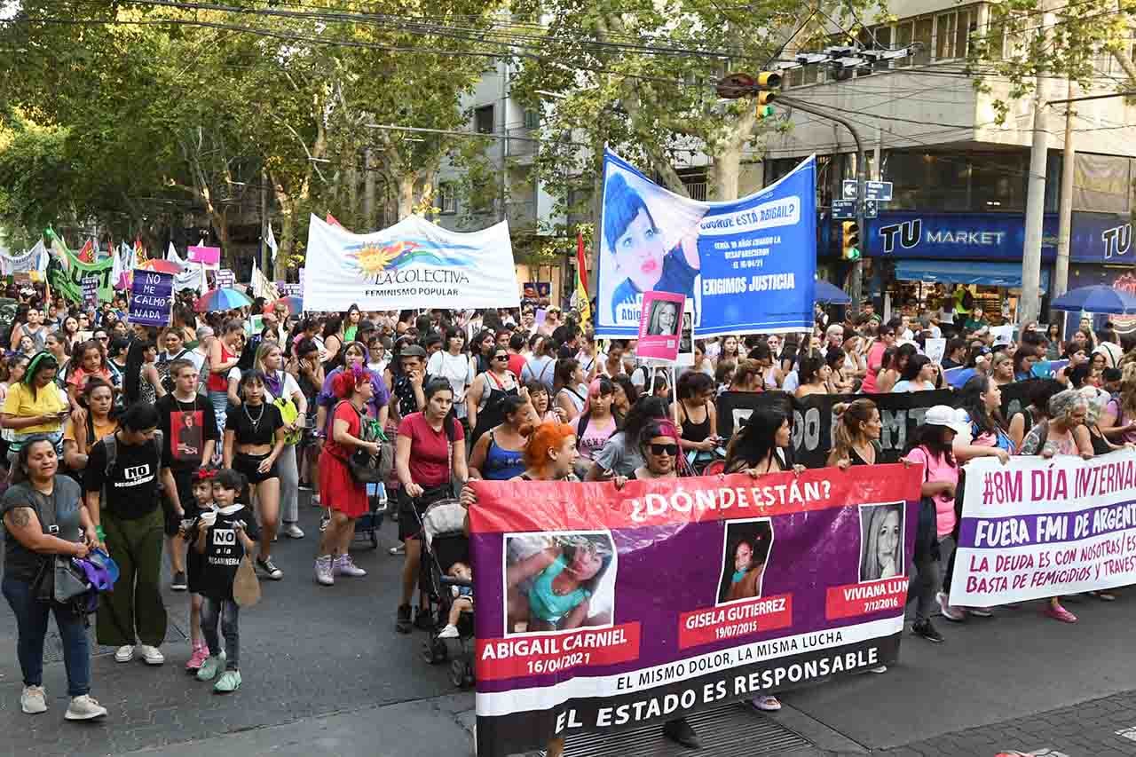 Marcha 8 M en conmemoración del día internacional de la mujer. Miles de mujeres caminaron por las calles de la Ciudad portando carteles, letreros, pancartas y banderas para hacer valer sus derechos

Foto:José Gutierrez / Los Andes 