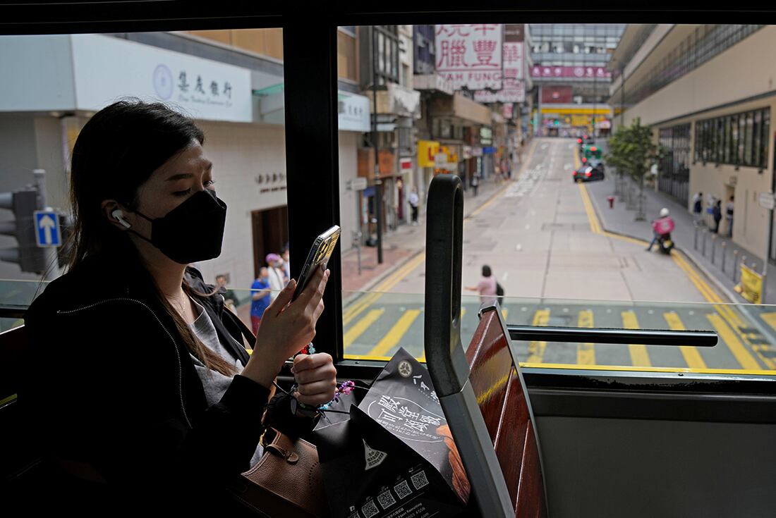 Una mujer con mascarilla viaja en un tranvía en Hong Kong. (AP)