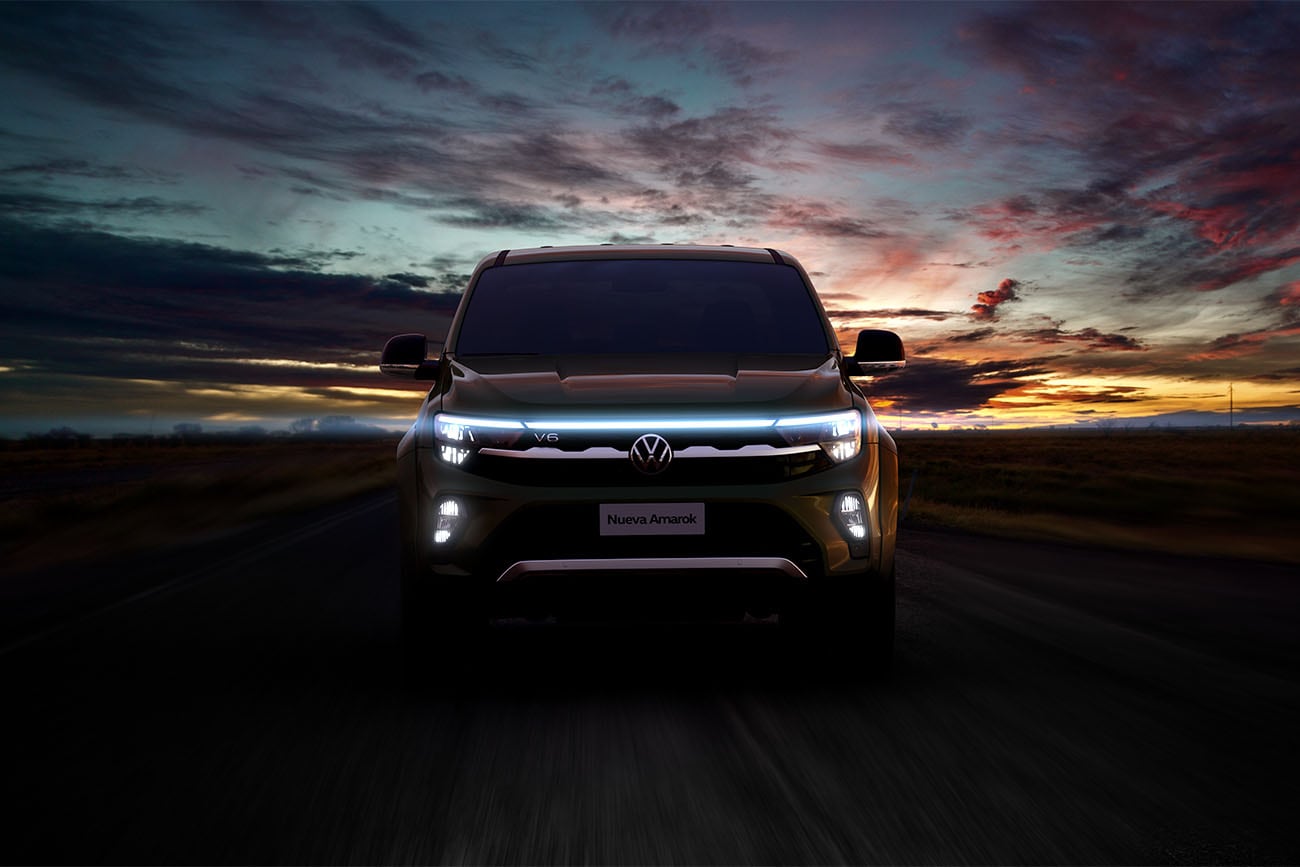 Su frontal de noche tendrá la característica línea de leds en la parte superior de la parrilla que debutó en el SUV mediano de la marca, el Volkswagen Taos.