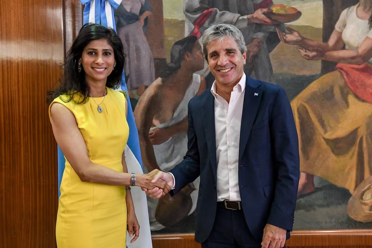 El ministro de Economía, Luis Caputo, y la subdirectora gerente del FMI, Gita Gopinath.  (Gentileza)