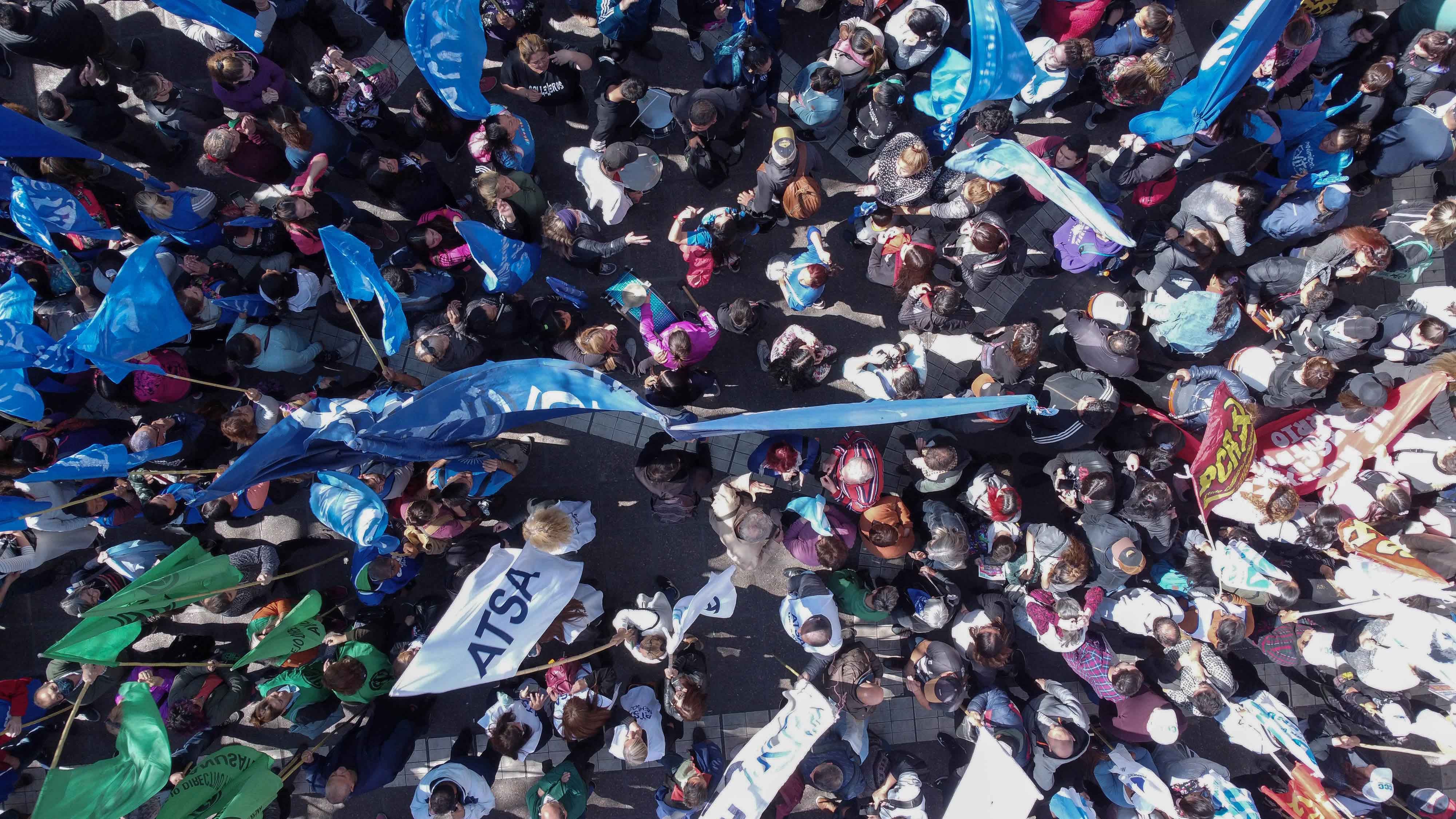 El peronismo mendocino se manifestó este mediodía en la puerta de la Legislatura en repudio al atentado que sufrió anoche la vicepresidenta Cristina Kirchner y “en defensa de la democracia”. 
Foto: Claudio Gutiérrez / Los Andes 
