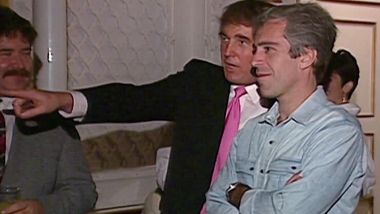 Donald Trump y Jeffrey Epstein, juntos en un video de 1992. (Archivo de NBC)