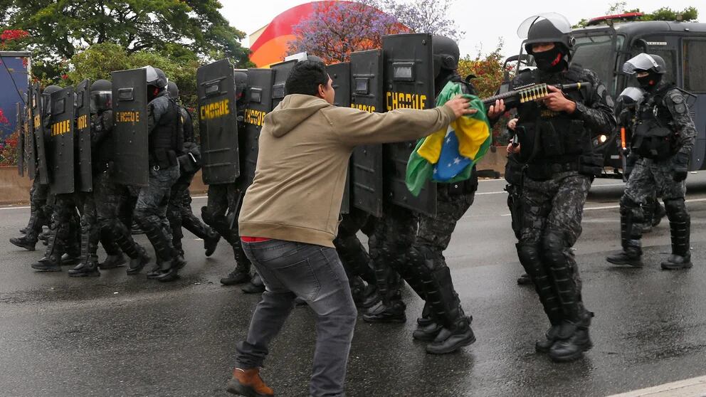 Caos en Brasil: la Policía intenta liberar más de 150 carreteras bloqueadas por simpatizantes de Bolsonaro. / Foto: Gentileza