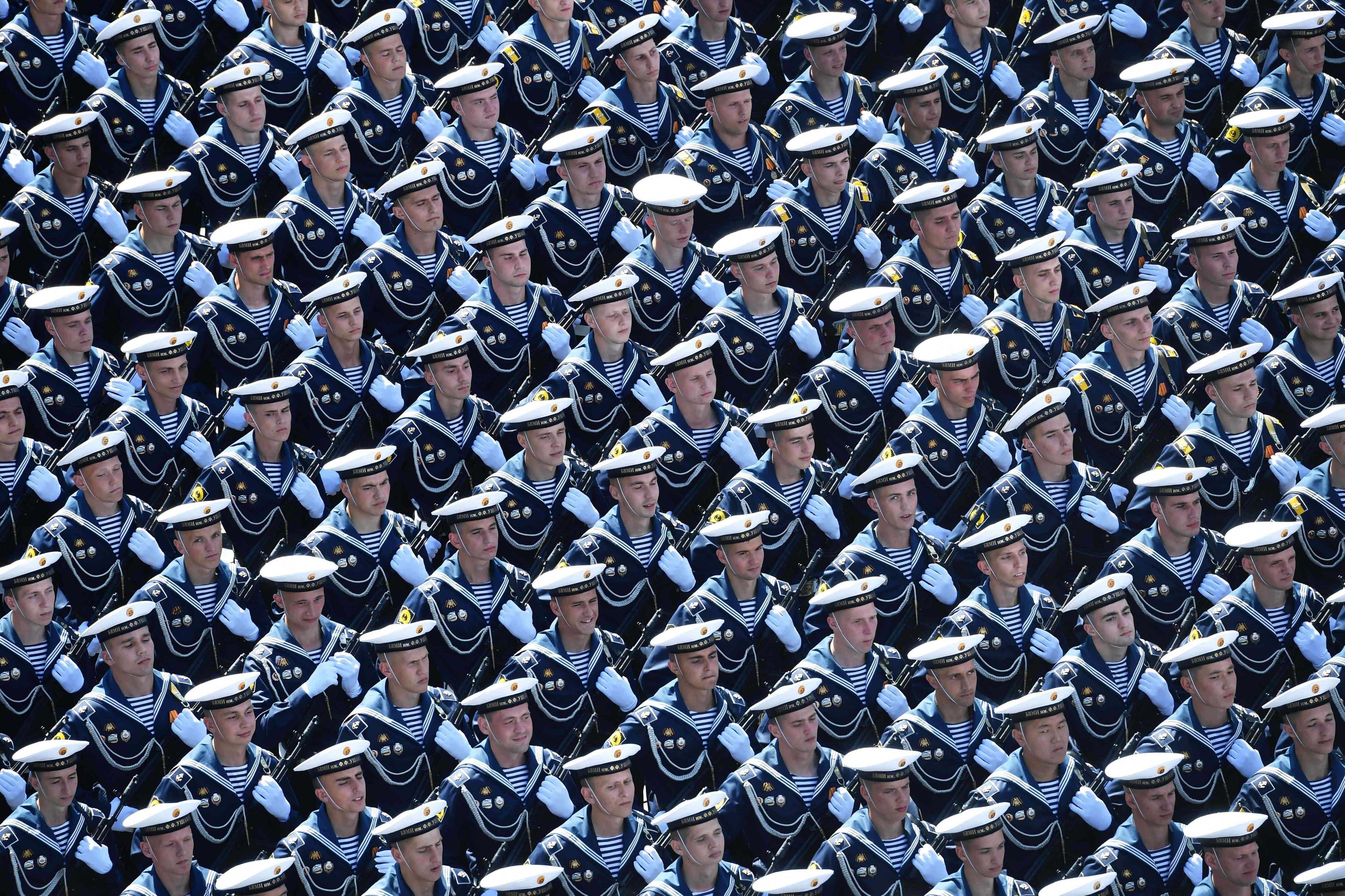 marineros marchando en la Plaza Roja durante un desfile militar, que marca el 75 aniversario de la victoria soviética sobre la Alemania nazi en la Segunda Guerra Mundial, en Moscú, el 24 de junio de 2020.