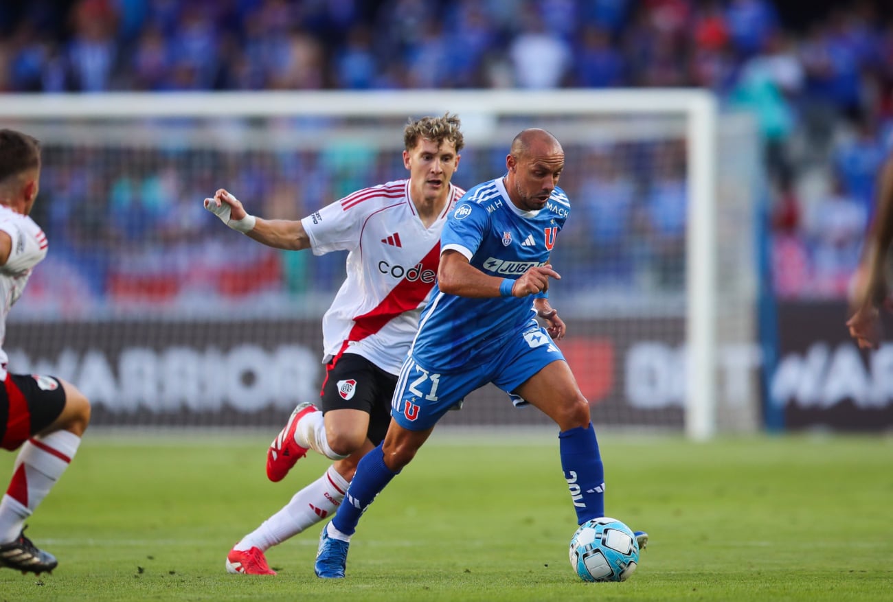 Marcelo Díaz domina la pelota ante la marca de Facundo Colidio /Foto: Universidad de Chile