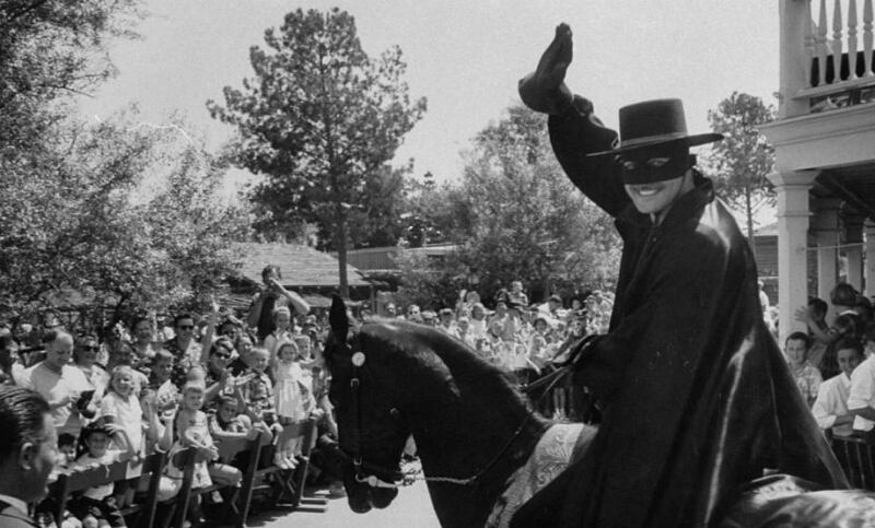 Guy Williams siendo "EL ZORRO".