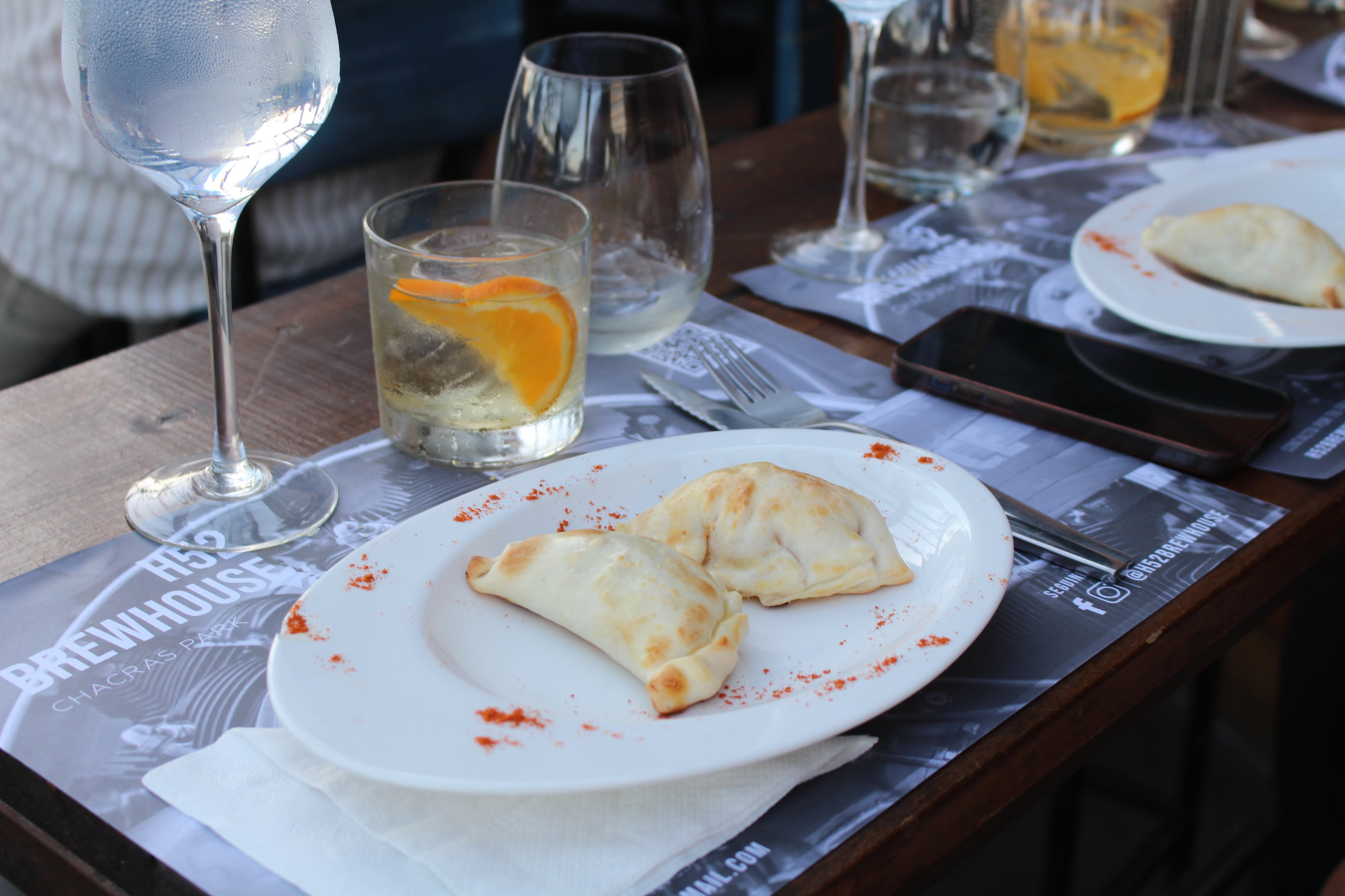 Empanadas y pancitos con salsas acompañaron la degustación