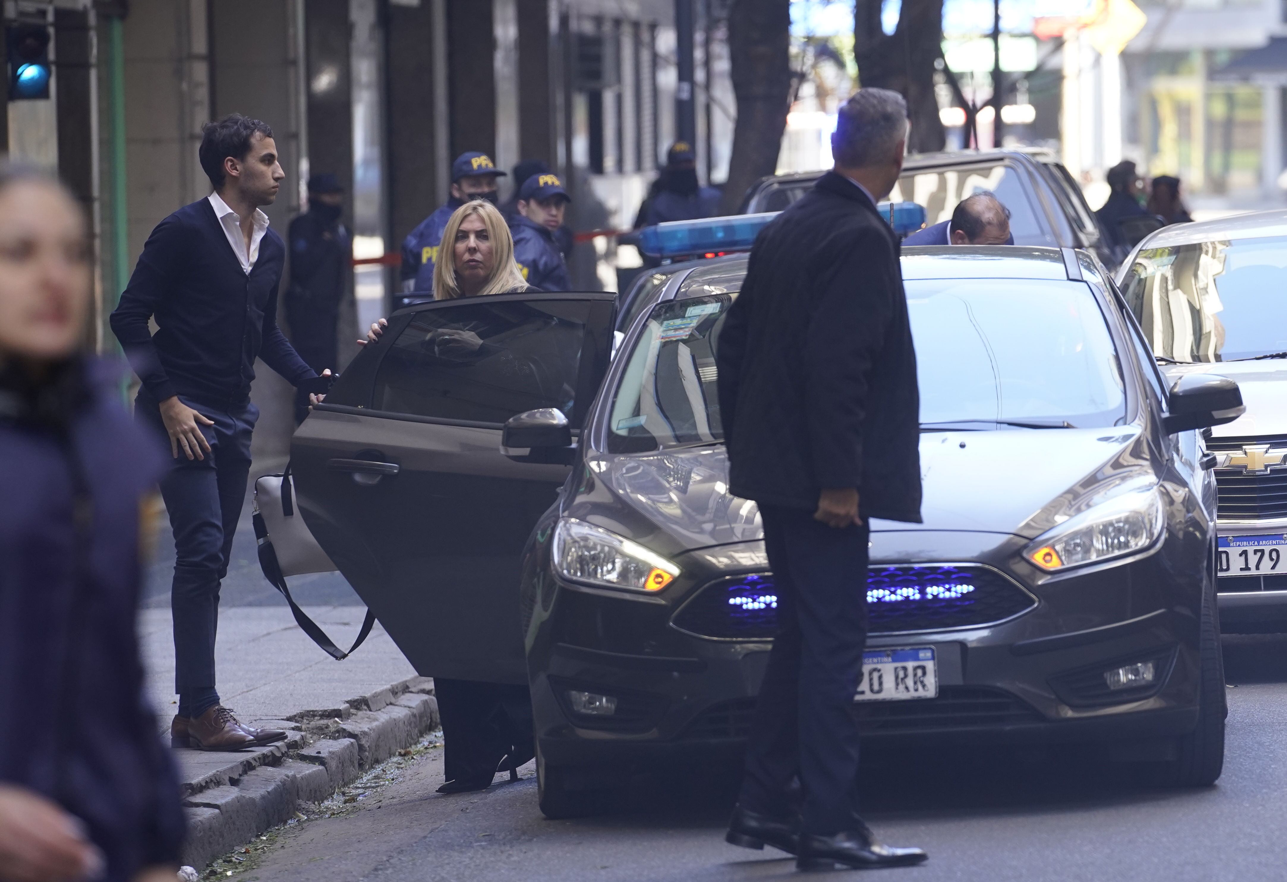 La jueza  Maria Eugenia Capuchetti carlos Rivolo ingresó a la casa de Cristina Fernández de Kirchner en Recoleta
FOTO CLARÍN
02-09-2022