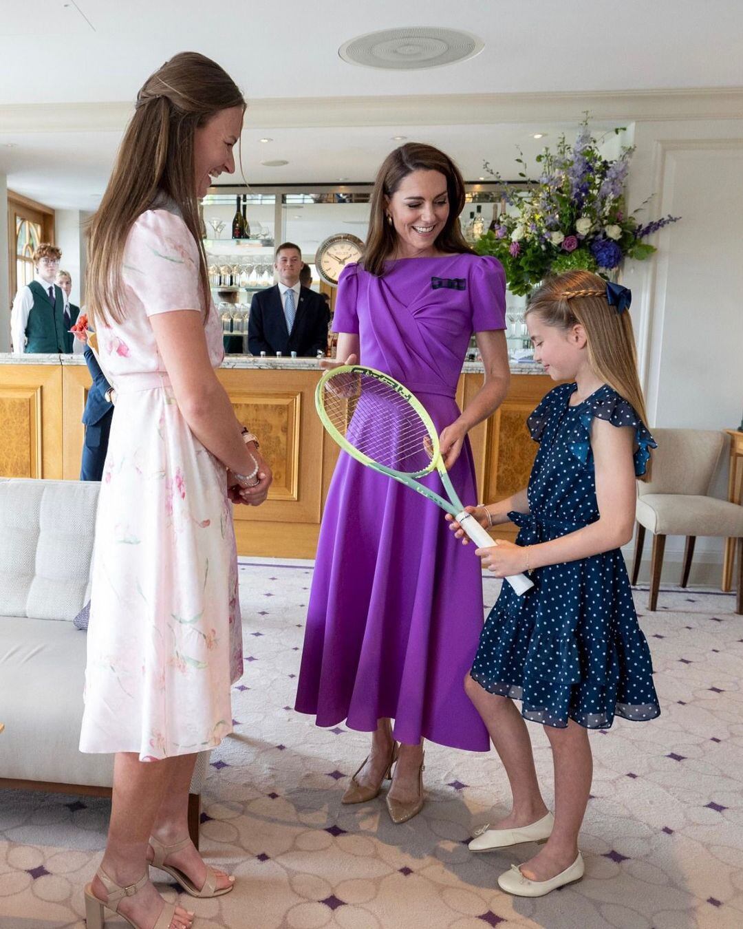 La Princesa de Gales y su hija Charlotte con Barbora Krejcikova, la campeona femenina del Wimbledon 2024.