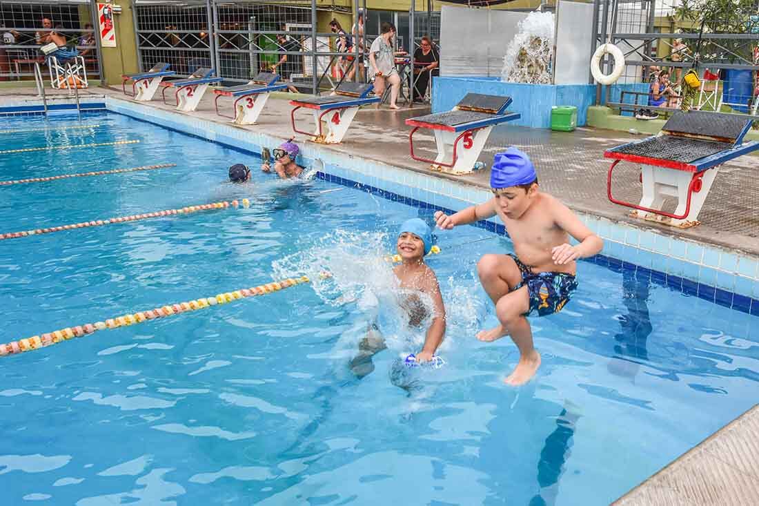 Los chicos se refrescan y juegan en la pileta en una semana agobiante. Foto: Mariana Villa