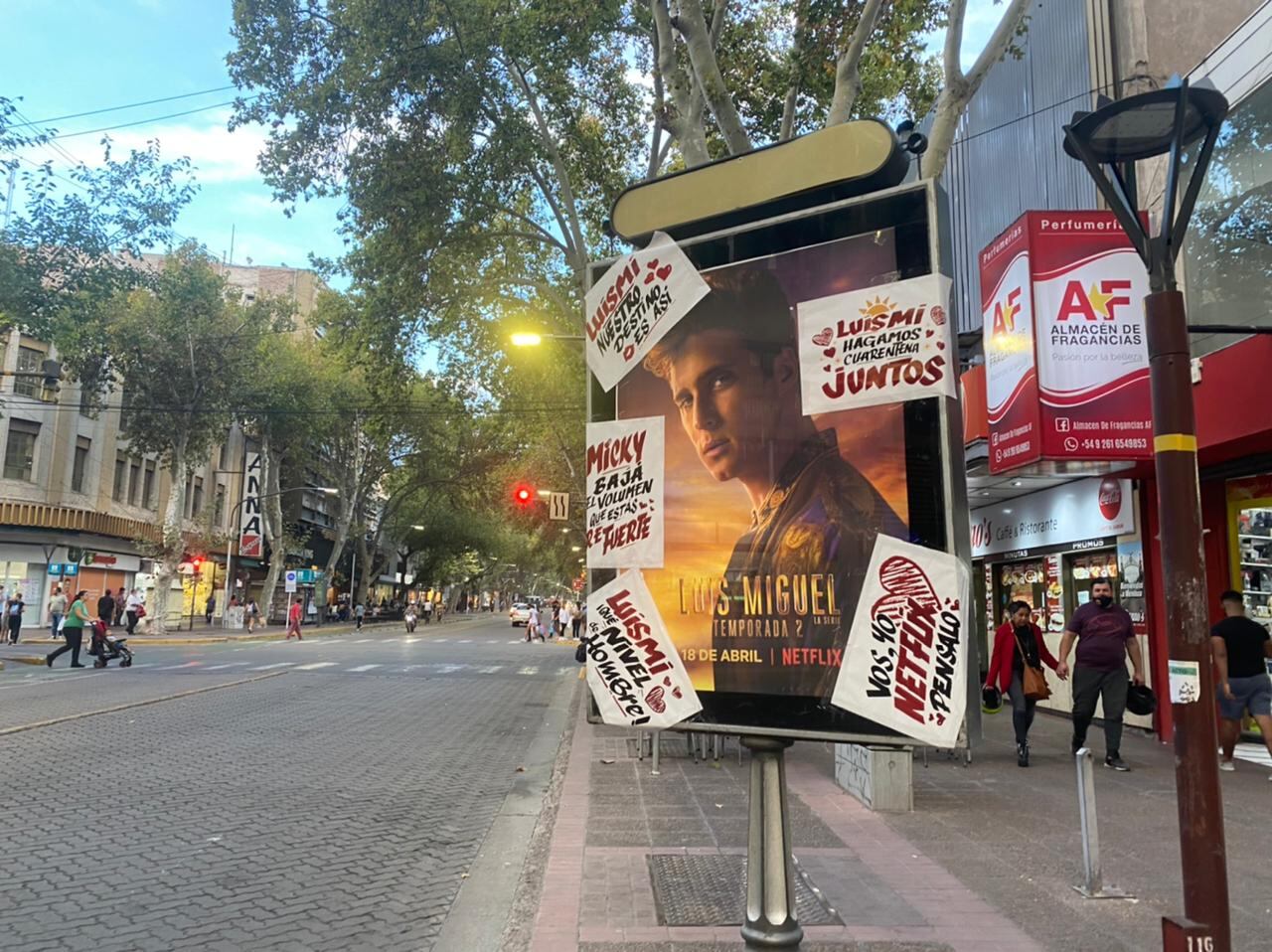 En la tarde de este martes se observaron diversos afiches en las calles del centro provincial. Foto: Gentileza