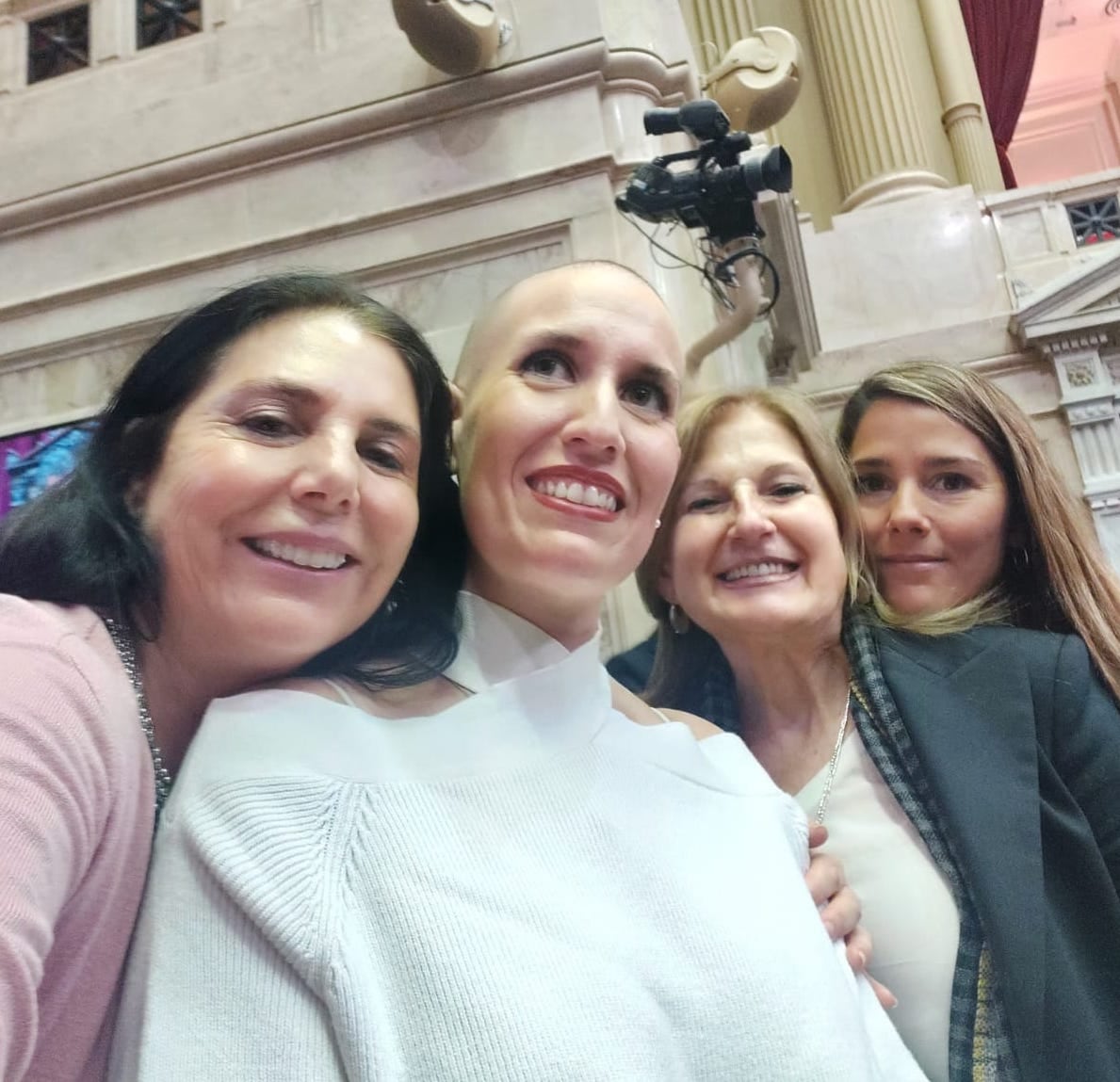 Congreso. La diputada Jimena Latorre junto a colegas (Foto de Twitter @gabrielamlena).