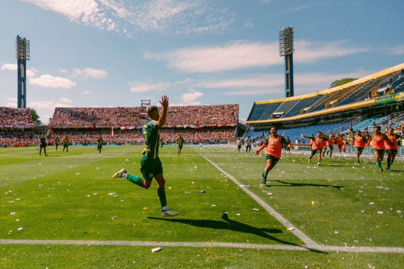 Aldosivi le ganó 2-0 a San Martín de Tucumán, en Rosario, y ascendió a la Primera División del fútbol argentino. (Prensa Aldovisi)