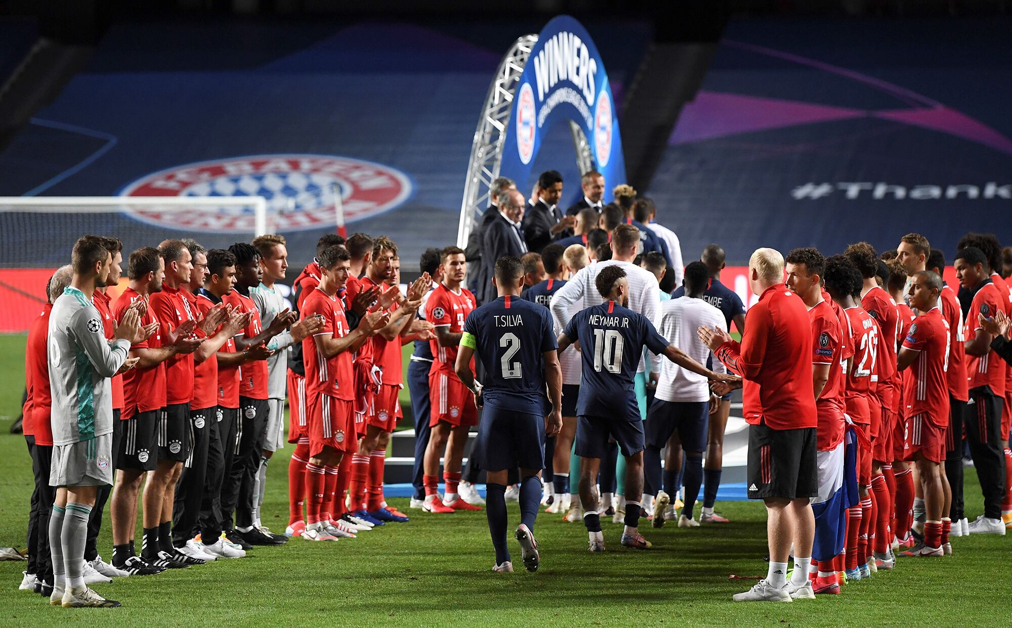 Pasillo al subcampeón. Los jugadores del equipo alemán saludan a los del Paris Saint Germain que sube a recibir la medalla.