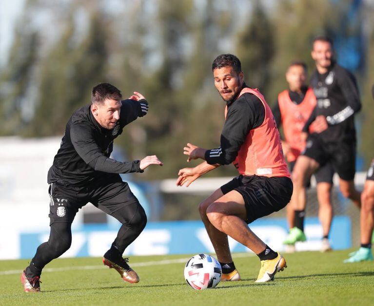 José Luis Palomino marcando a Messi