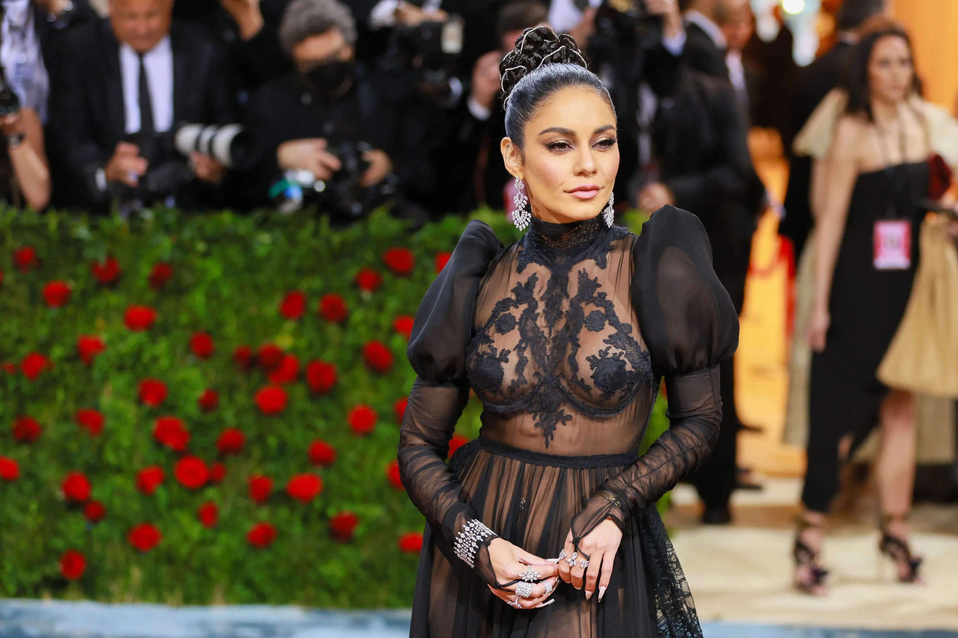 Vanessa Hudgens se llevó todas las miradas en la MET Gala 2022 con su vestido full transparencias