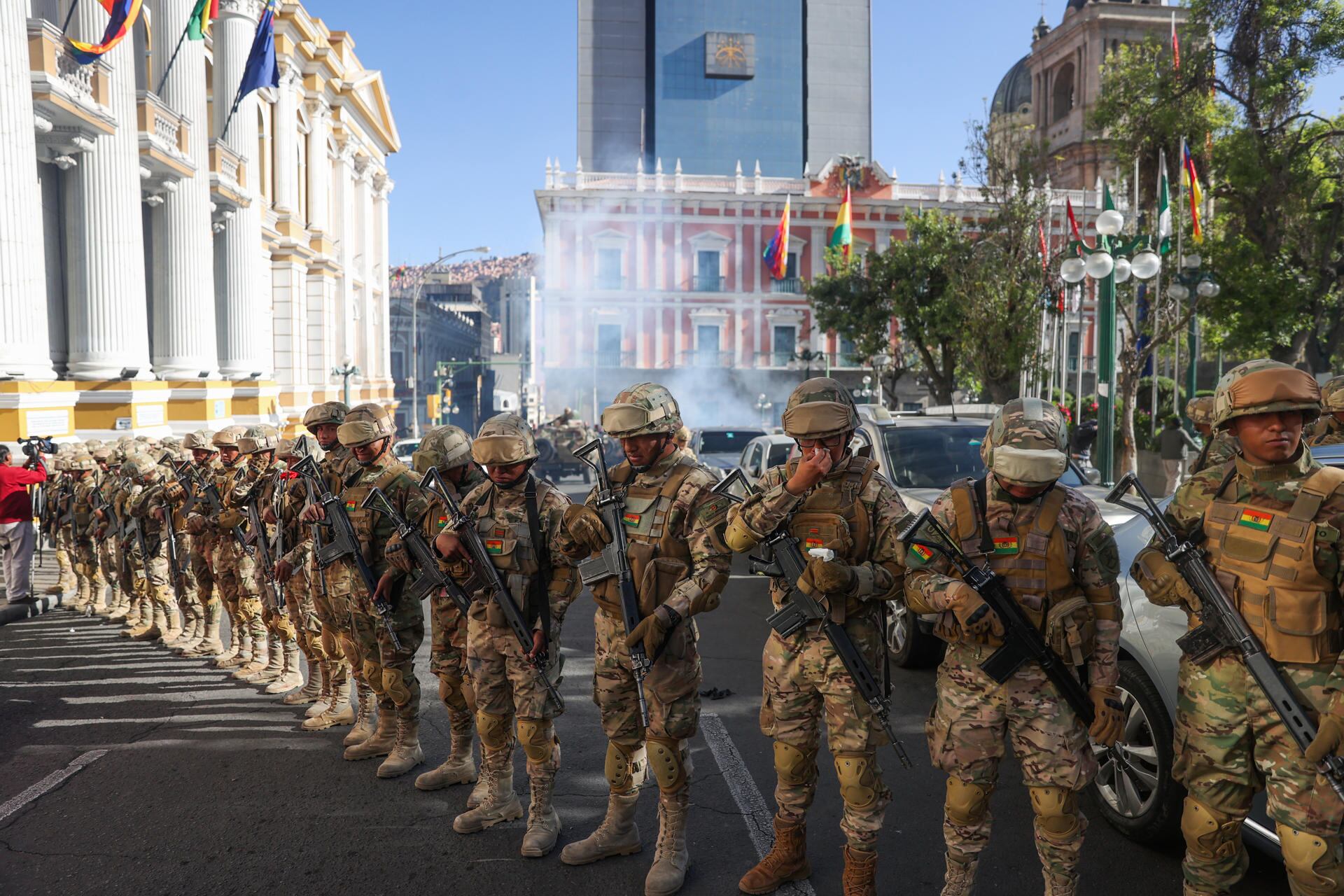 Militares se forman frente a la sede del Gobierno de Bolivia, este miércoles en La Paz (Bolivia). El presidente de Bolivia, Luis Arce, dijo que el país "está atravesando un intento de golpe de Estado", ante un movimiento militar encabezado por el comandante general del Ejército boliviano, Juan José Zuñiga, que botó la puerta de la sede del Ejecutivo en la ciudad de La Paz. Foto: EFE/ Luis Gandarillas