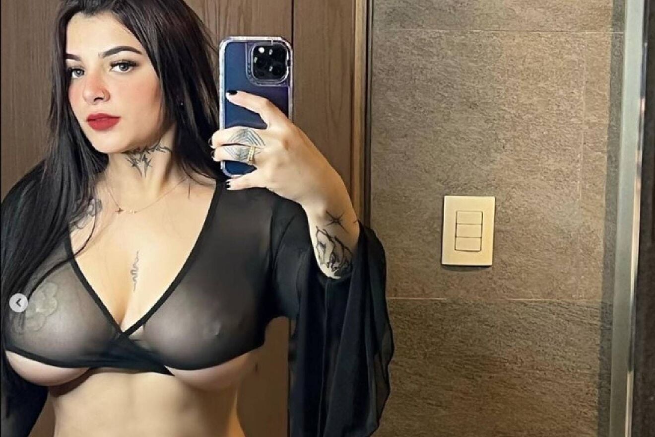 Karely Ruiz posó desde la cama y enamoró a todos.