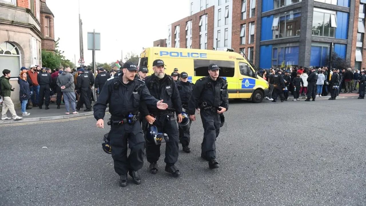 Agentes de policía ante el Centro de Refugiados de Merseyside en Liverpool, Gran Bretaña. EFE/EPA/PETER POWELL