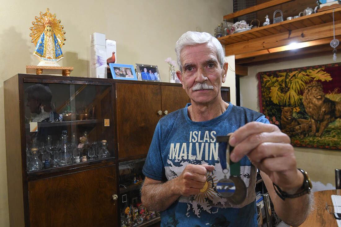 Hugo Rosales veterano de la guerra de las Islas Malvinas que prestó servicio en el Regimiento 25 del Ejéricto durante el conflicto. Foto: Marcelo Rolland / Los Andes