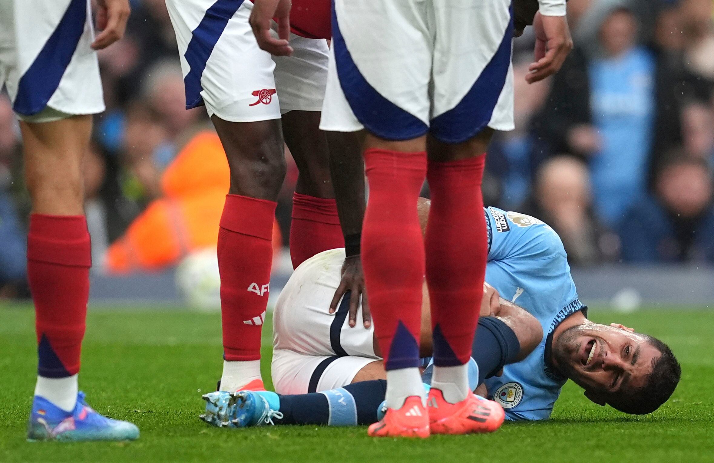 El volante Rodri Hernández del Manchester City tras lesionarse en el partido contra Arsenal en la Liga Premier, el domingo 22 de septiembre de 2024. (Martin Rickett/PA vía AP)