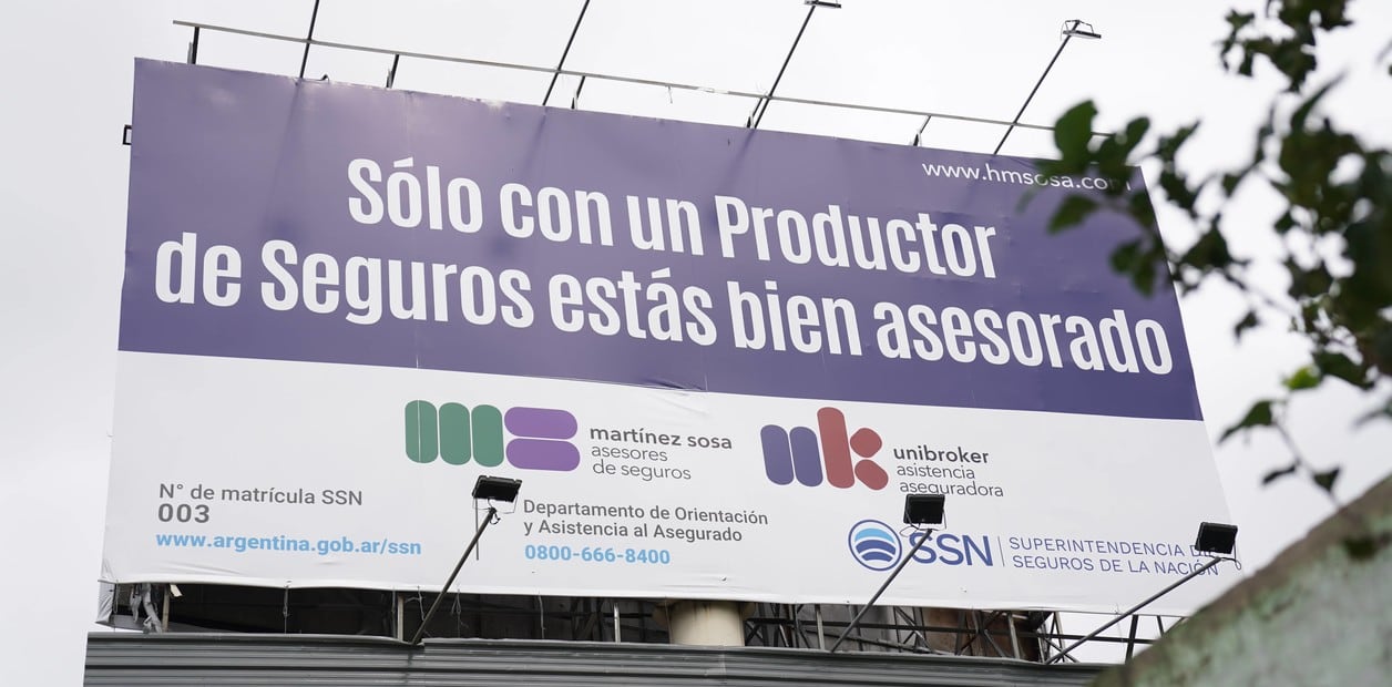 Un cartel de publicidad sobre la avenida Lugones de Héctor Martínez Sosa, broker de seguros y amigo del ex presidente Alberto Fernández. Foto: Clarín