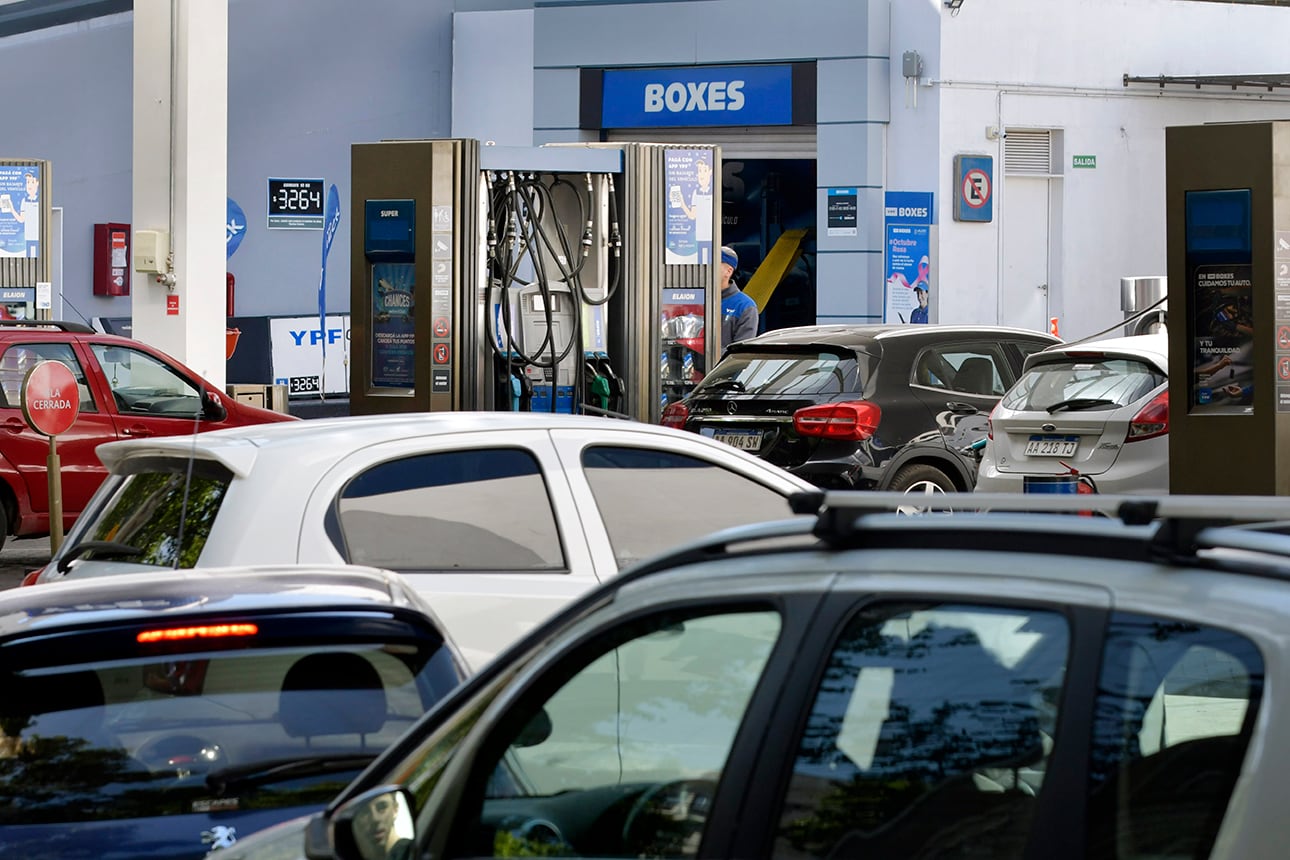 En las estaciones que cuentan con stock, las filas de espera llegan a ser de una hora o más. - Foto: Orlando Pelichotti