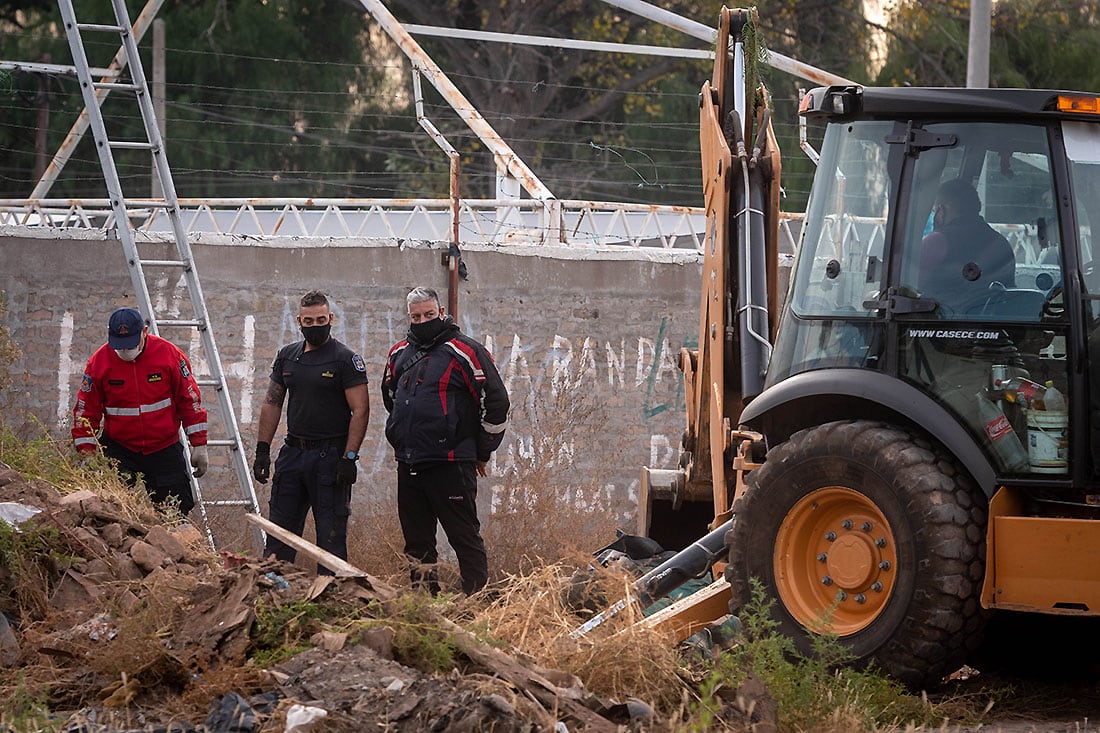  Ayer se realizaron nuevas excavaciones y buscaron con perros rastros de la joven en el predio del ex club Jorge Newbery. / Foto: Ignacio Blanco  / Los Andes