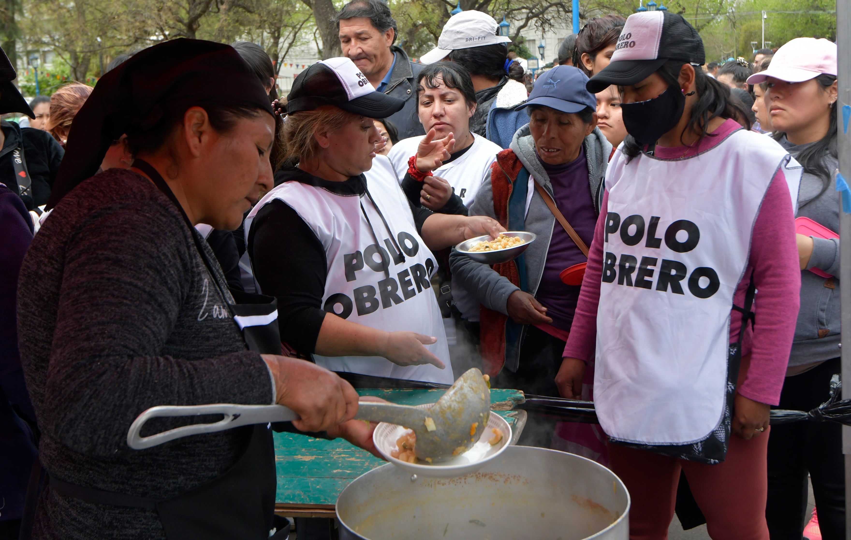 Acampe del Polo Obrero en Mendoza
Cientos de manifestantes del Polo Bobrero de Mendoza reclaman por aumentos en planes sociales y posibilidades de trabajo mientras acampan en la Plaza Independencia
Foto: Orlando Pelichotti/ Los Andes