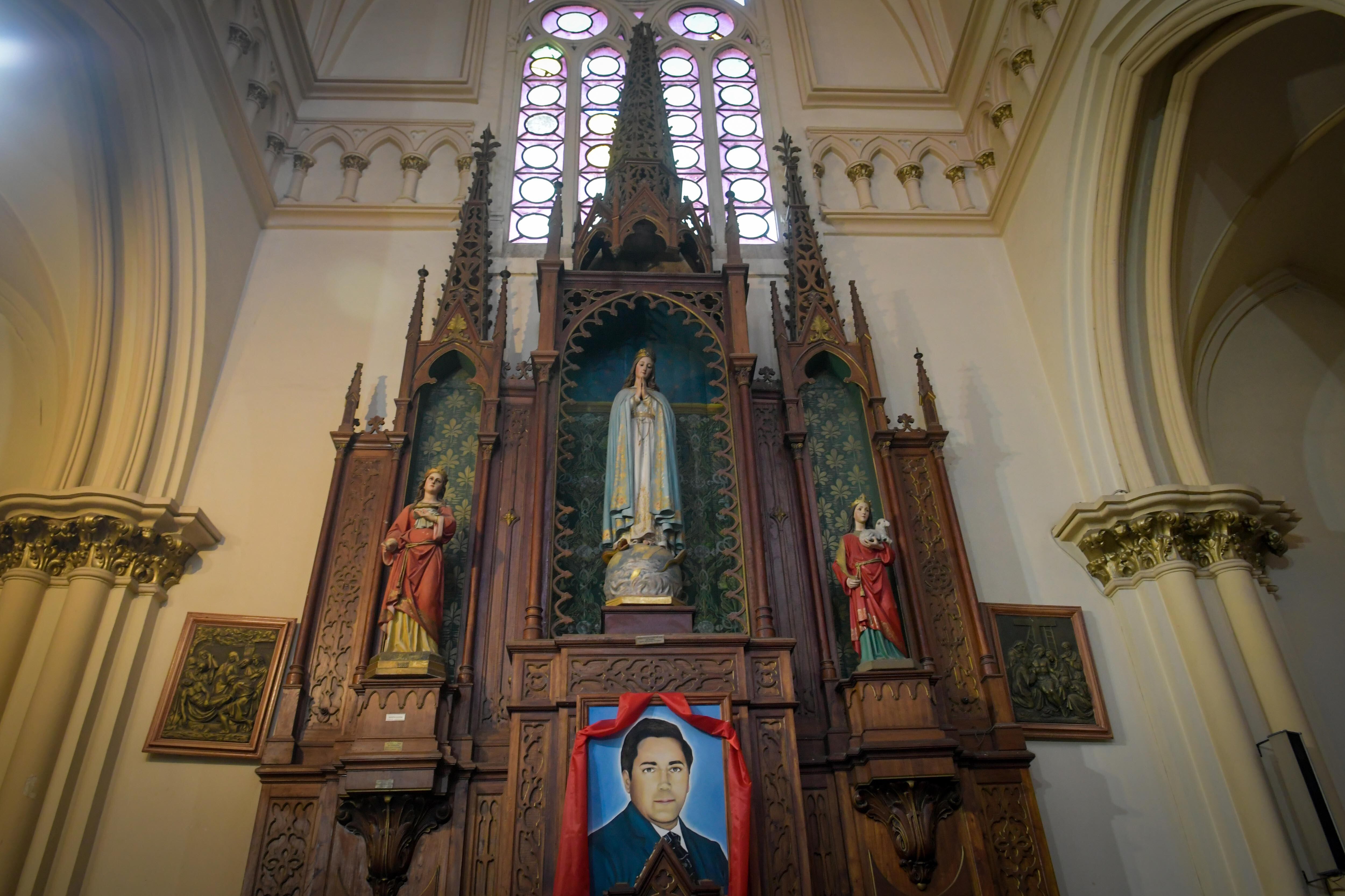 El Padre Pedro Cestestino Arce, logró vestir a la iglesia con puertas de cedro, ventanales, a los altares de estilo ecléptico a cargo del ebanista italiano Salvatore Barilari. En la foto, el Altar de la Inmaculada Concepción, Santa Ines y Santa Lucía. y el reliquiario del Beato Wenceslao Pedernera.