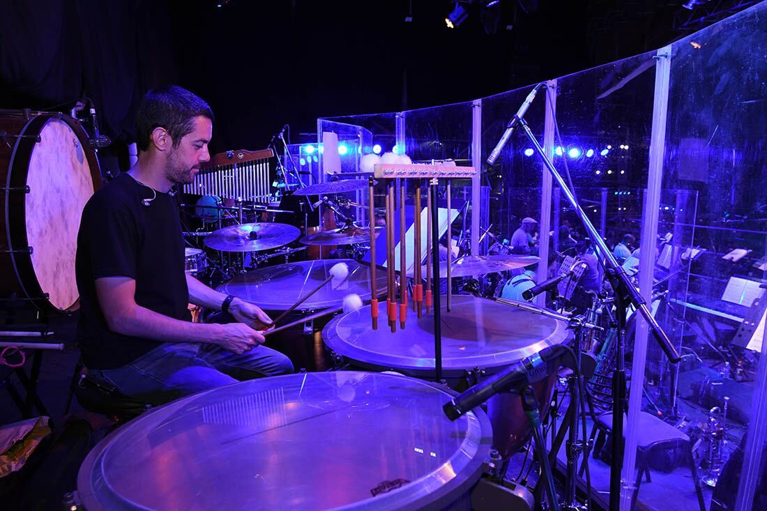 Los músicos preparan sus instrumentos. Foto: Marcelo Rolland