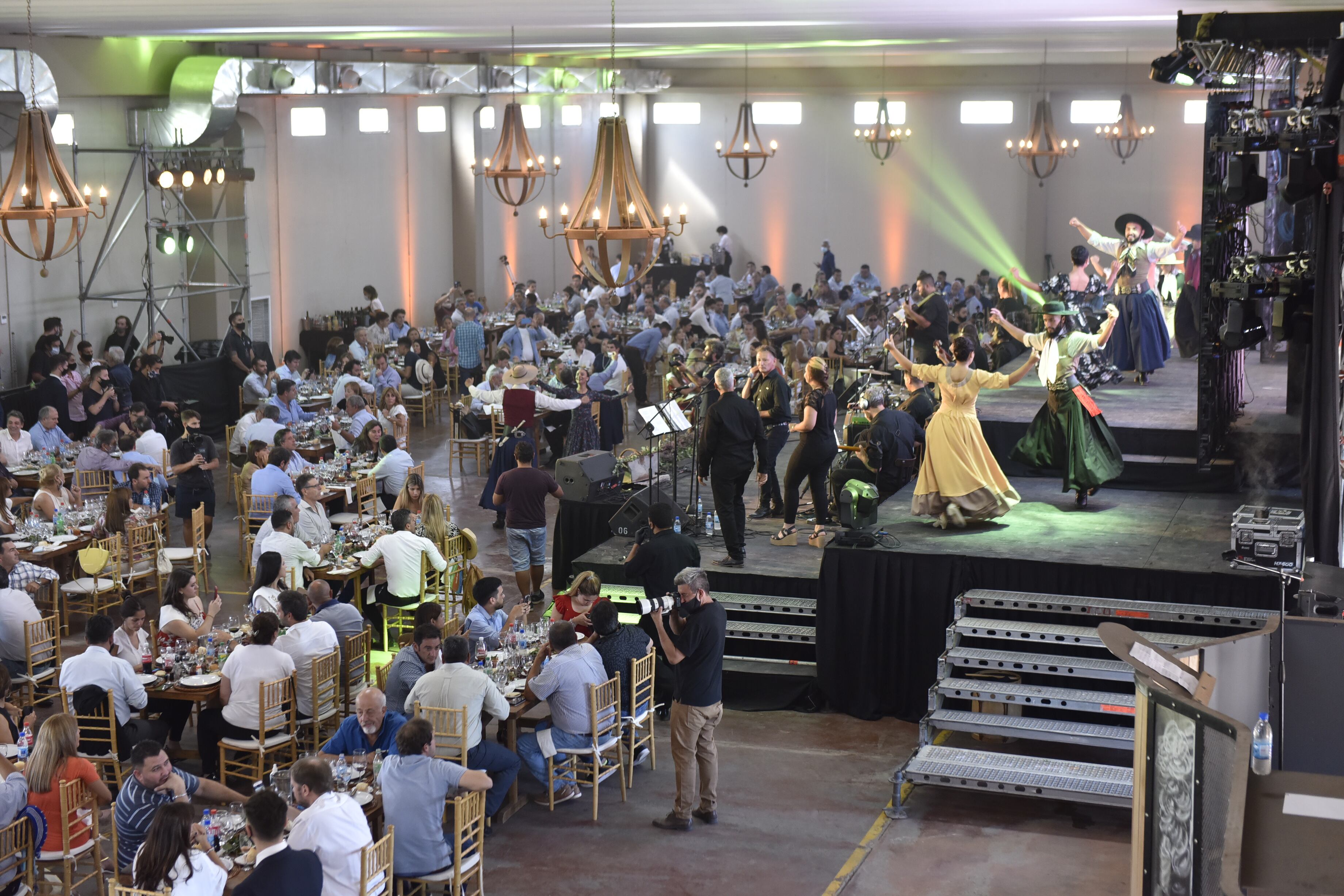 En el salón armoniosamente ambientado, se disfrutó de distintos números artísticos durante el almuerzo criollo.