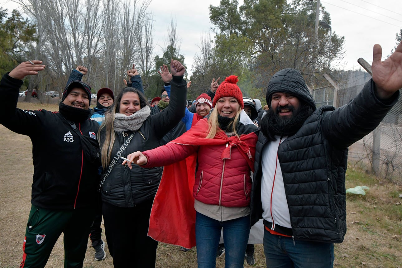 Desde temprano. Ni las temperaturas bajo cero lo impidieron. Los hinchas comenzaron a llegar en horas de la madrugada.
Foto:  Orlando Pelichotti

