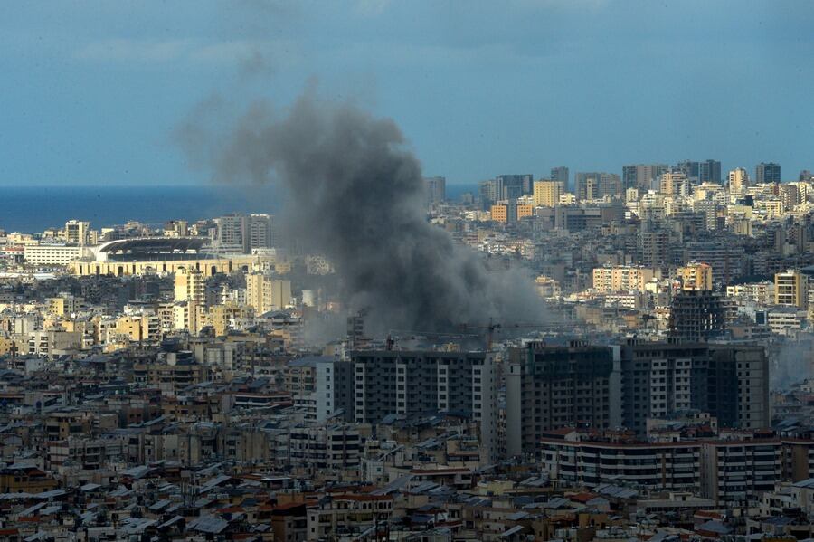 El humo se eleva tras un ataque aéreo israelí en el distrito de Dahieh, al sur de Beirut, Líbano. EFE/ Wael Hamzeh