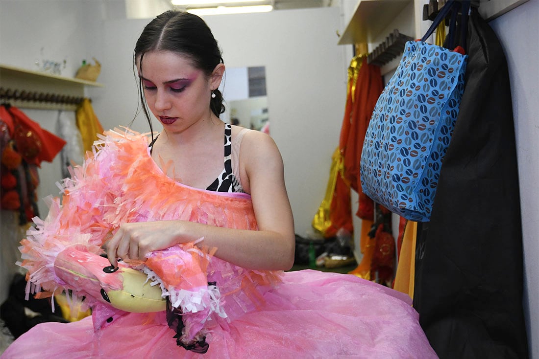 Flamenco en plena preparación para salir a escena en Milagro del vino nuevo. Foto: Marcelo Rolland / Los Andes