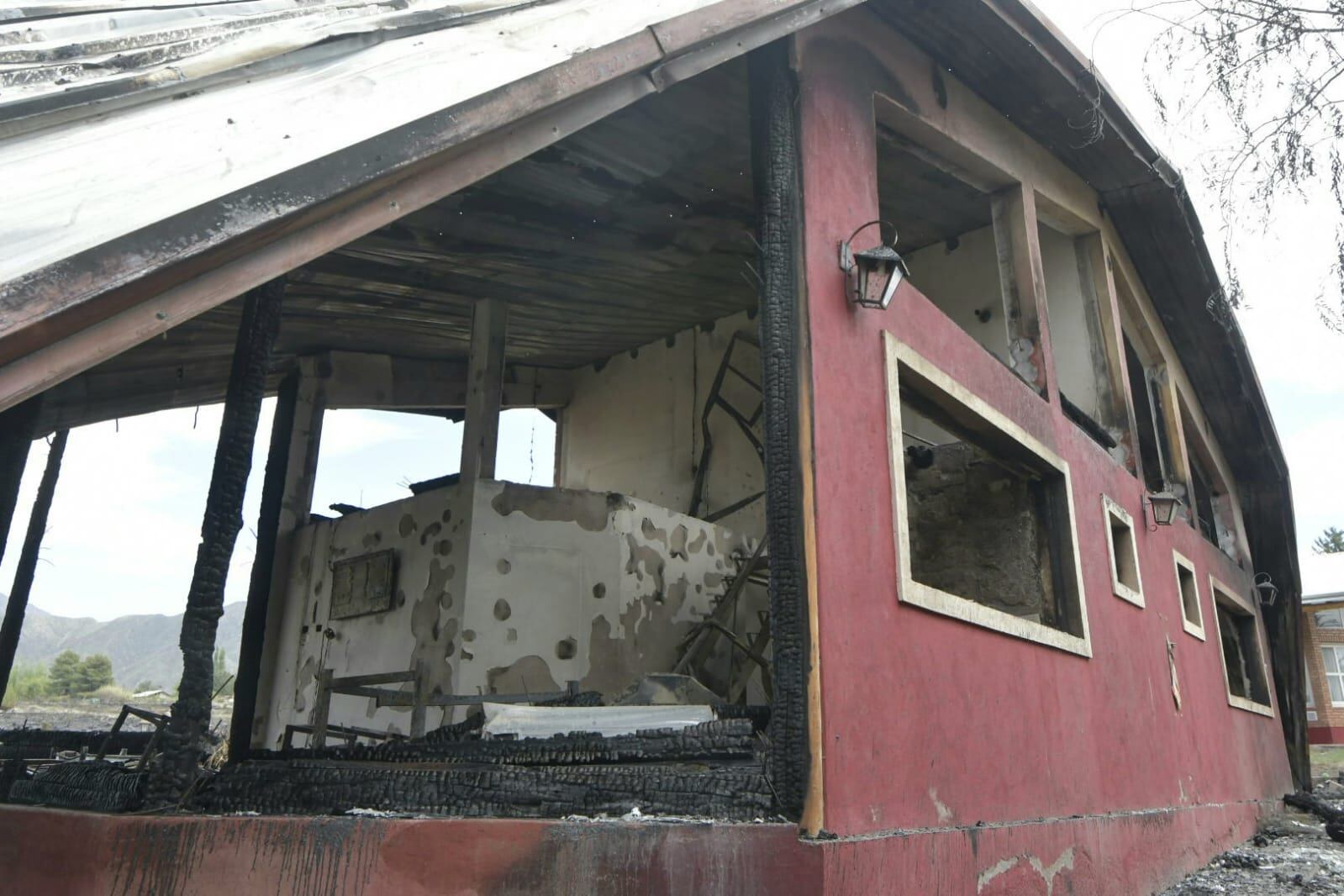 Cabañas del exjugador de Godoy Cruz, David Fernández, arrasadas por el fuego en Luján de Cuyo - Orlando Pelichotti / Los Andes