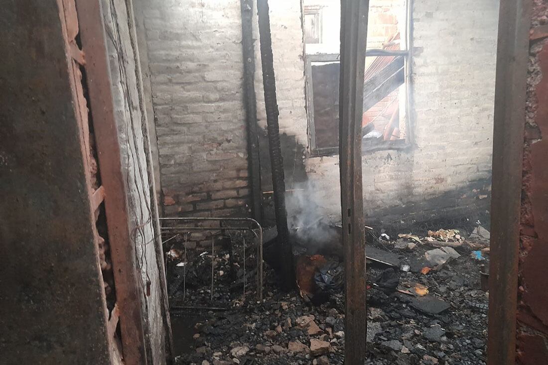 Se incendió una vivienda en Maipú y dos nenes y 2 adultos están graves