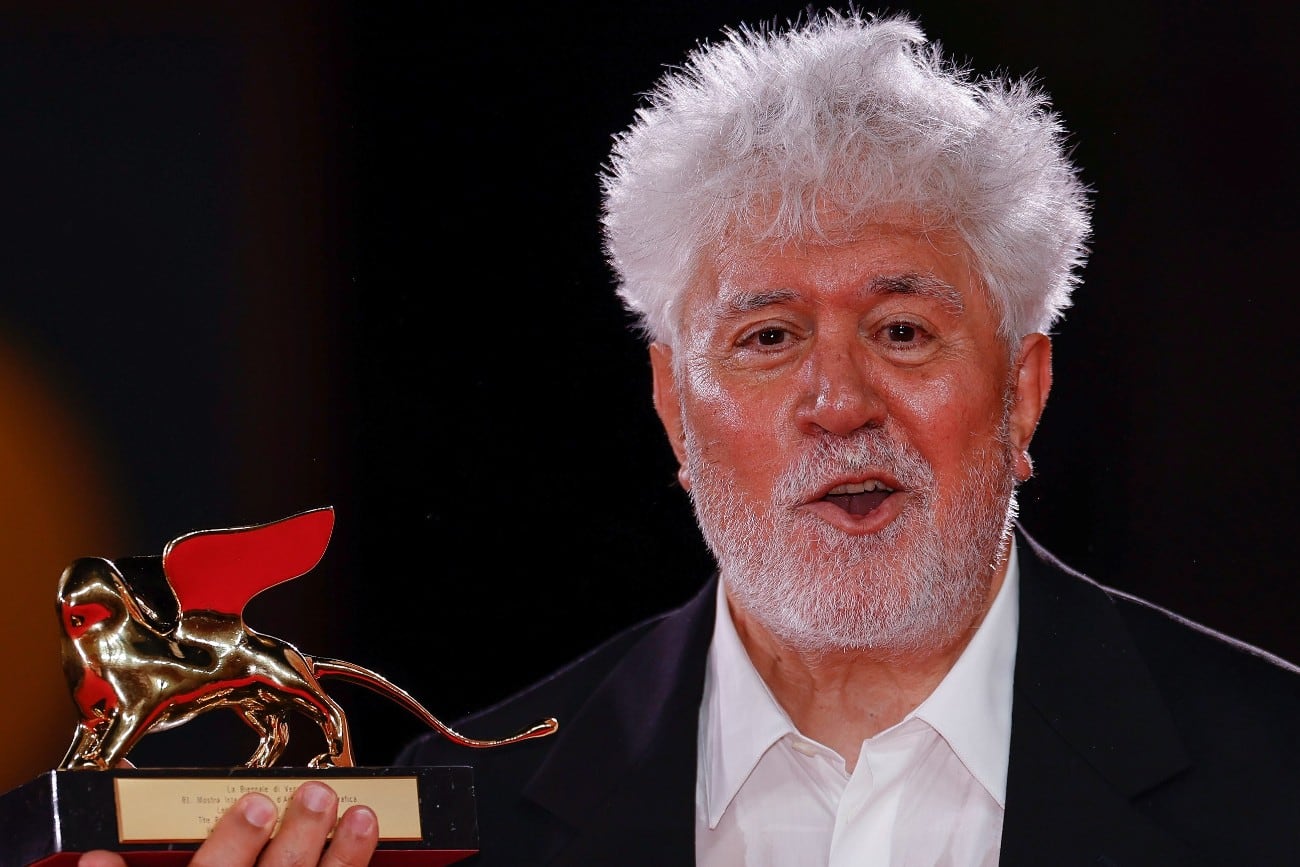 Pedro Almodóvar, feliz con el León de Oro para "La habitación de al lado". (AP)