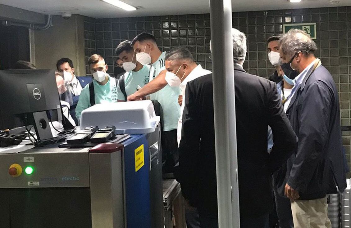 Daniel Scioli, "Chiqui" Tapia y Lionel Scaloni, acompañan a Martínez, Romero y Lo Celso en un trámite en el aeropuerto paulista de Guarulhos. (danielscioli)