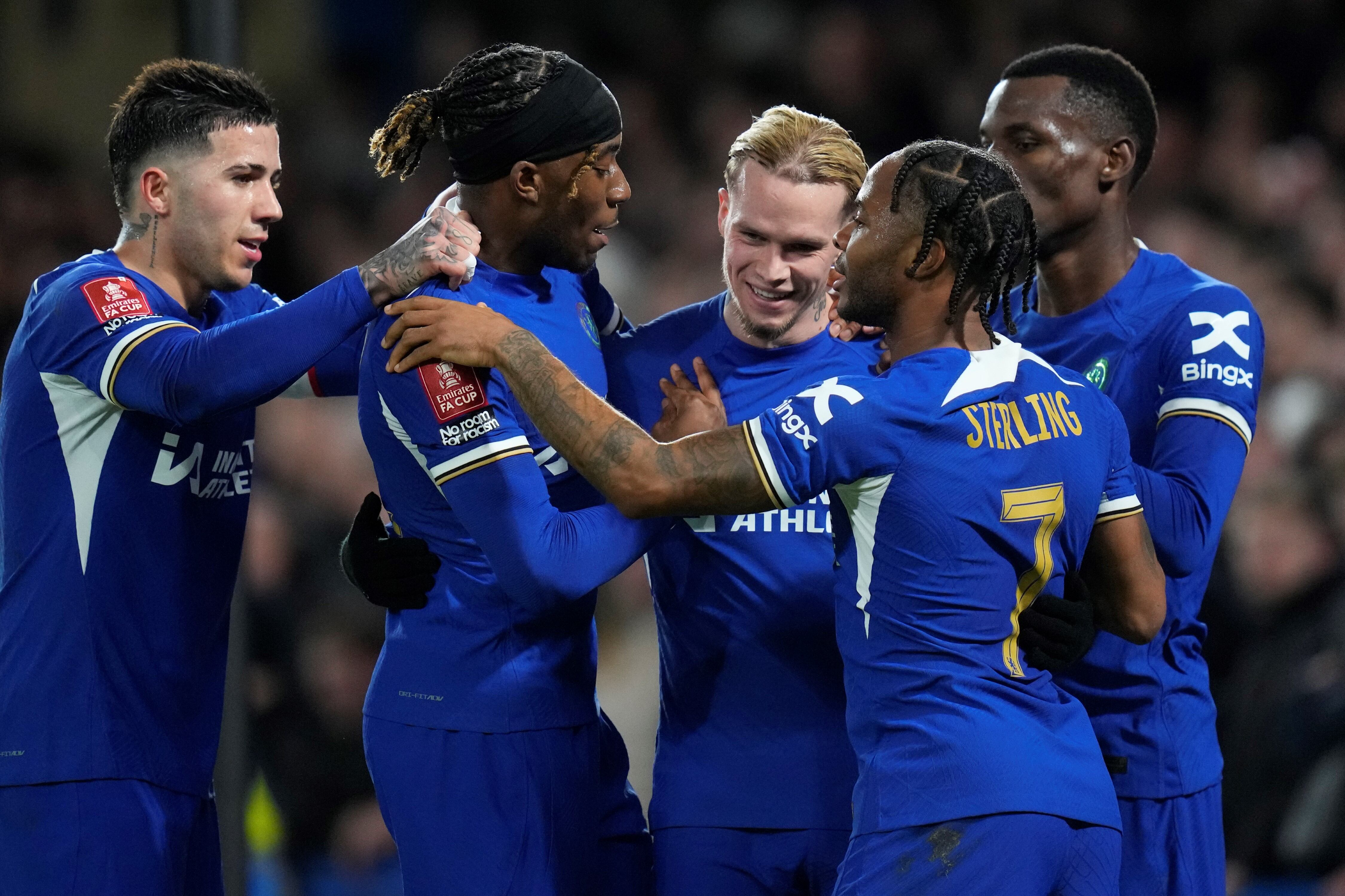 Chelsea venció a Leeds United por la FA Cup. Enzo Fernández felicita a Mykhailo Mudryk, autor de uno de los goles en el 3-2. (AP)