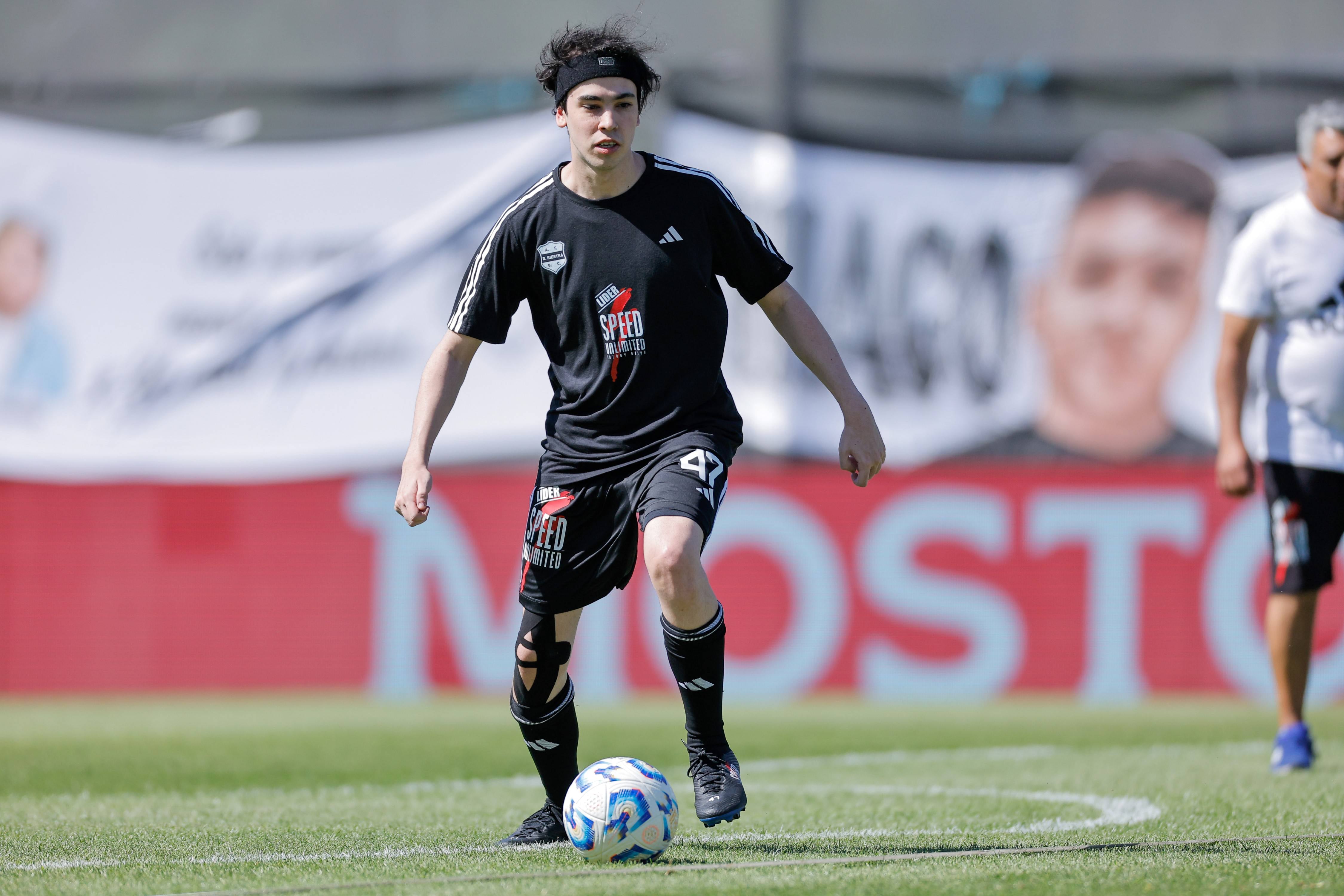 El streamer Iván Buhajeruk, conocido como Spreen, debutó el 11 de noviembre de 2024 en la Primera División de Argentina con la camiseta de Deportivo Riestra.