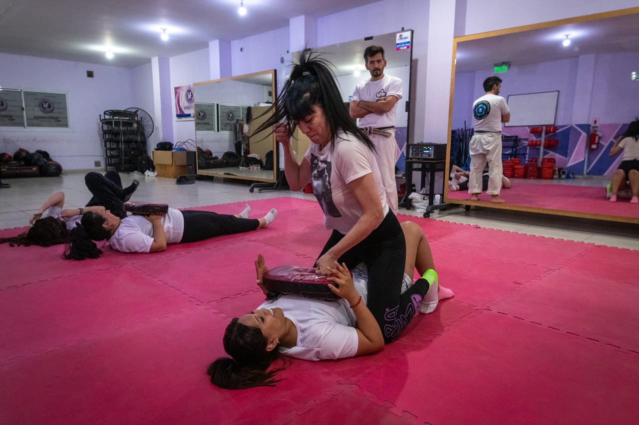 Cada vez más mujeres aprenden defensa personal para estar seguras antes casos de inseguridad, acoso y abuso. Foto: Ignacio Blanco / Los Andes.