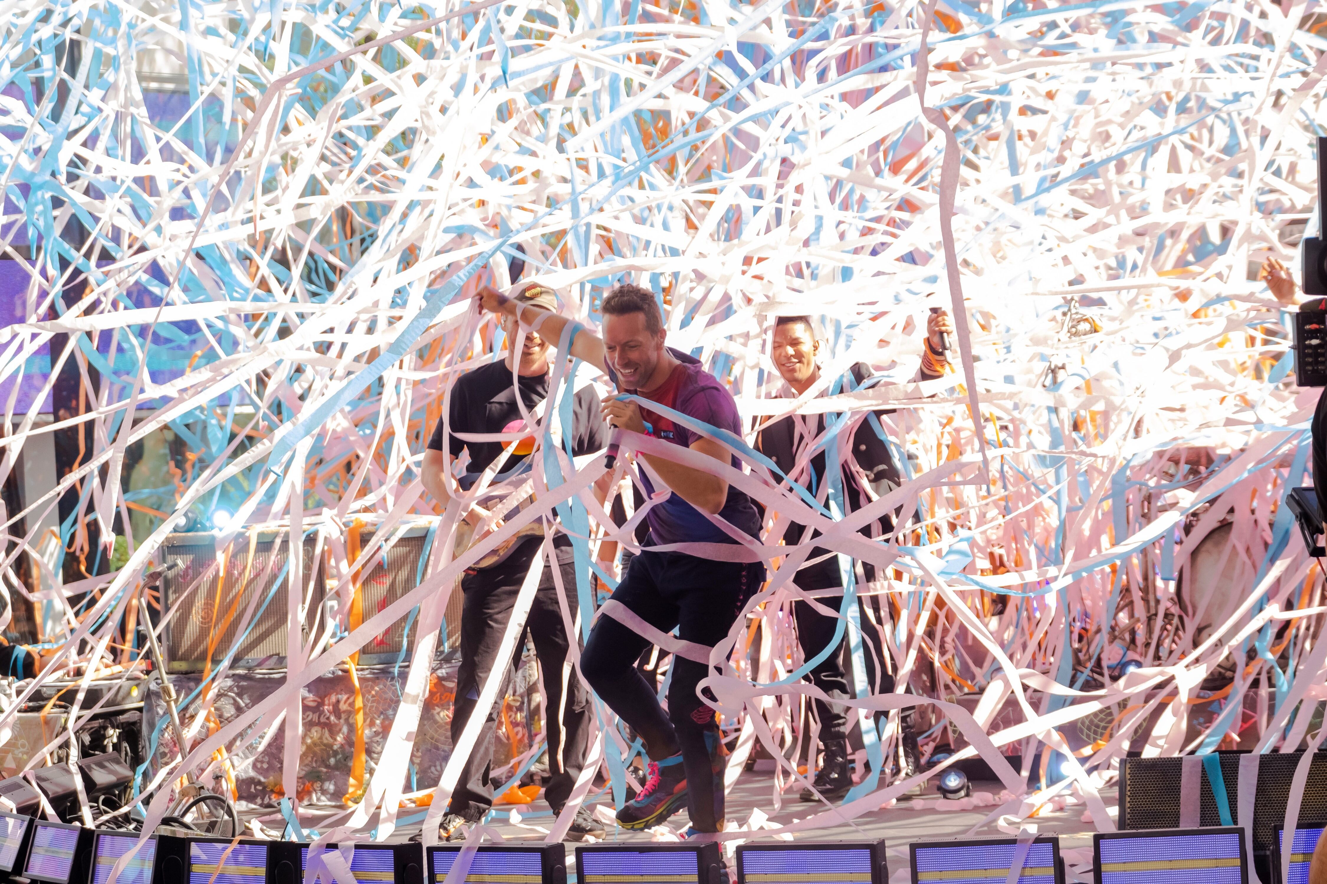 Chris Martin, de Coldplay, durante la presentación de la banda en el programa "Today", de NBC, en el Rockefeller Plaza de Nueva York. Eso fue el jueves 17 de junio de 2021. (AP)