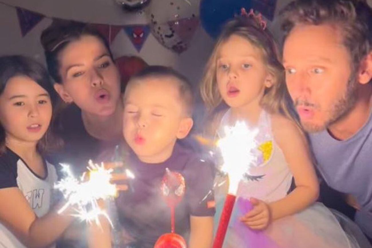 La China Suárez, Pampita y Benjamín Vicuña, todos juntos en el cumpleaños de Amancio.